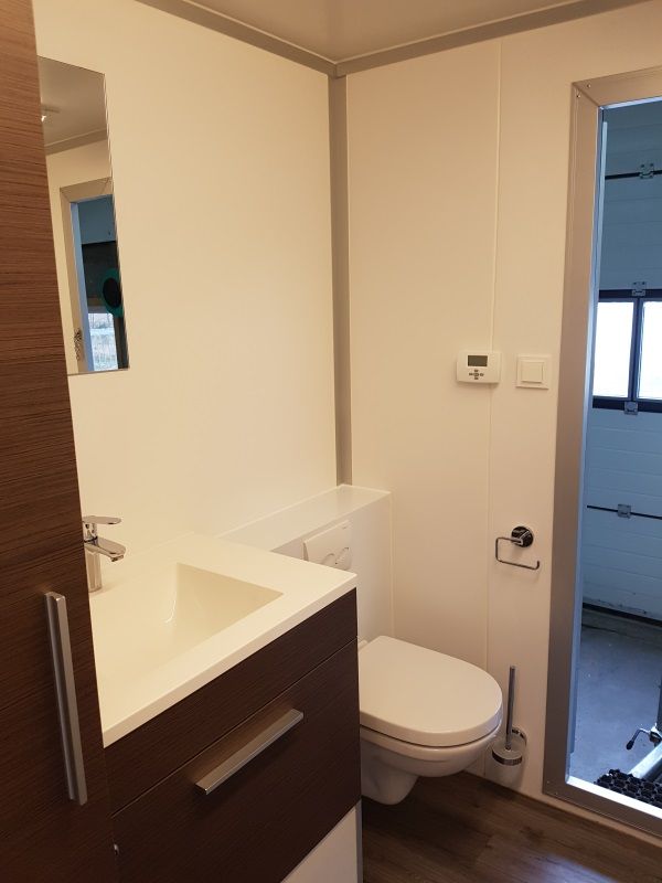 mobiel badkamer met toilet en douche combinatie huren