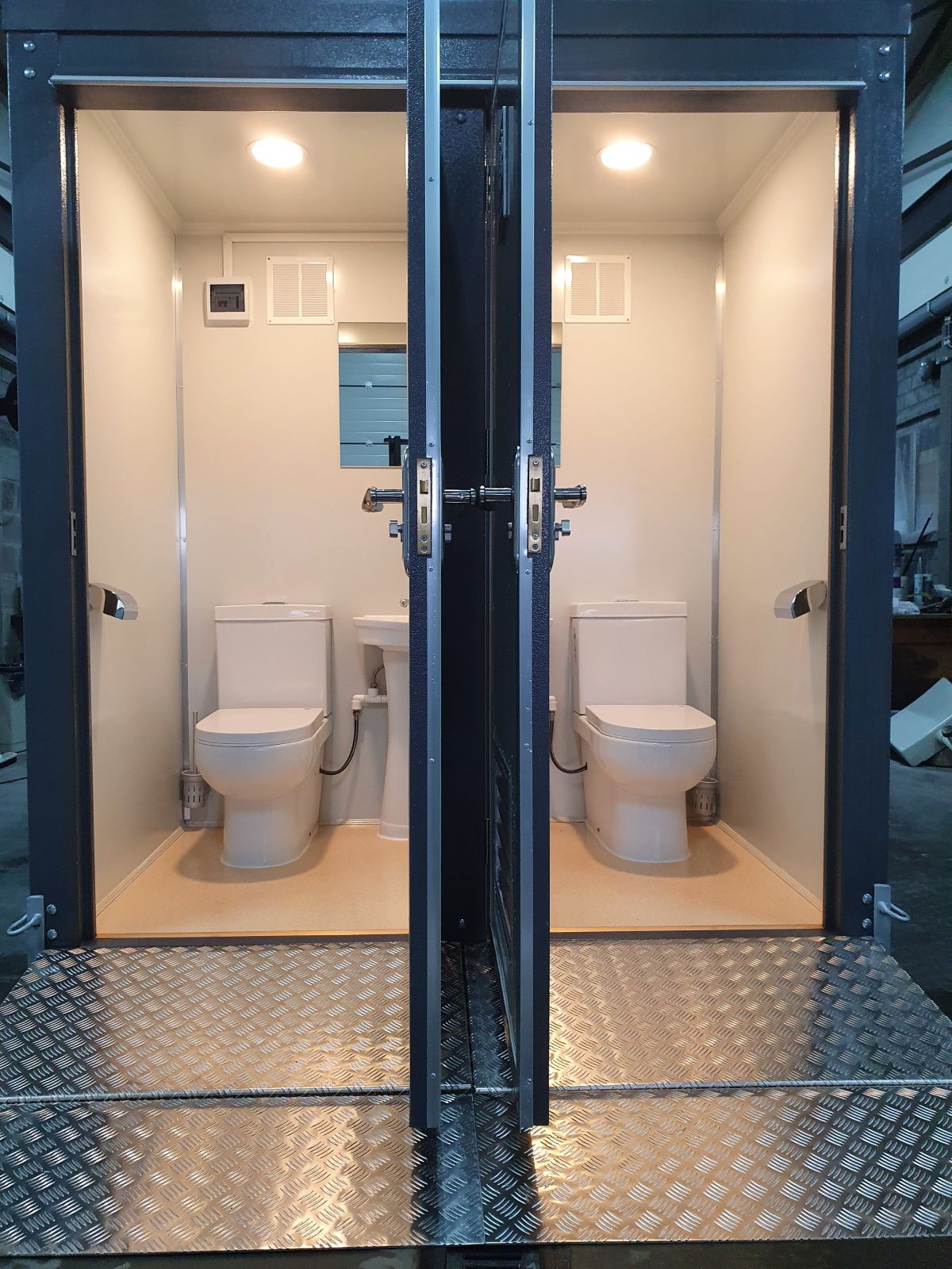 compact toilet huren wc container wc